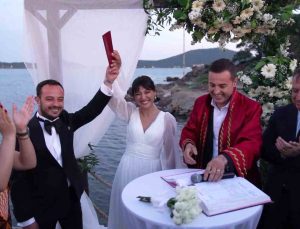 CHP PM Üyesi Umut Dikili’nin nikahını Balıkesir Büyükşehir Belediye Başkanı Ahmet Akın kıydı