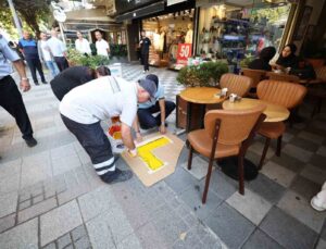 Bakırköy Belediyesi zabıta ekiplerinden işletmelerin kaldırım işgaline karşı çalışma