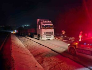 Bandırma’da kontrolden çıkan seramik yüklü tır karşı şeride uçtu