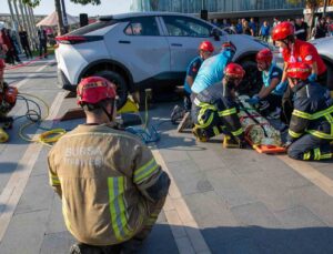 Bursa Büyükşehir İtfaiyesi’nden gerçeği aratmayan tatbikat