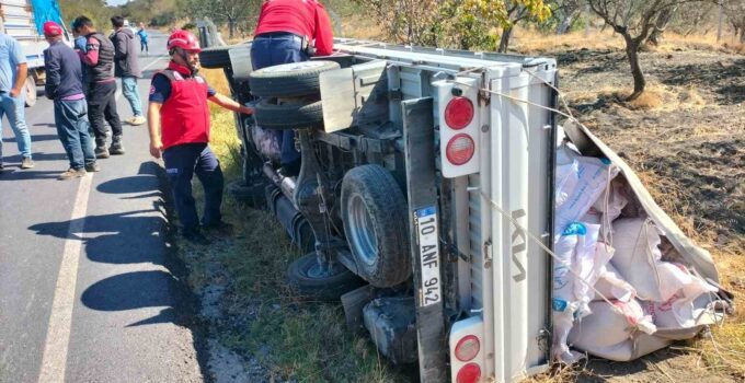 Devrilen kamyonetteki biri bebek 3 kişi yaralandı