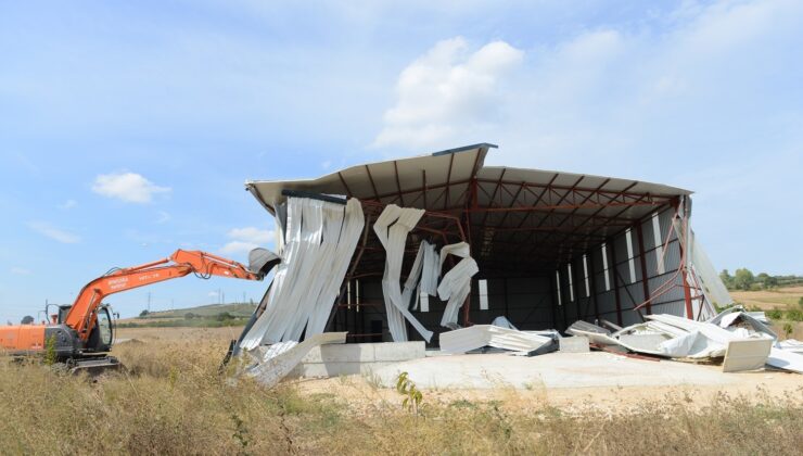 Kırsal mahallelerdeki 3 kaçak yapı yıkıldı